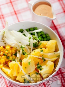 Картофена салата с грах, царевица и лук и сос от майонеза, кетчуп, горчица и лимонов сок - снимка на рецептата